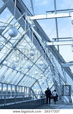 Corridoio blu, sfere e gente che cammina