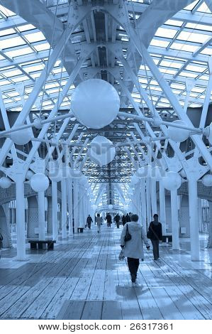 Corridoio blu, sfere e gente che cammina