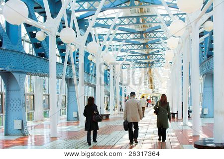 Corridoio blu, sfere e gente che cammina