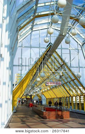 Corridoio giallo blu cielo windows e gente che cammina