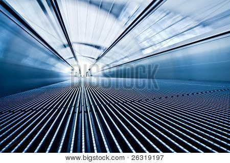 Kinderhiem blu in movimento nel corridoio di aeroporto