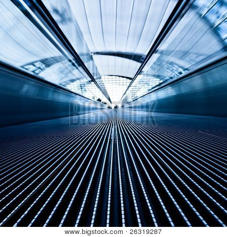 Kinderhiem blu in movimento nel corridoio di aeroporto, composizione quadrata