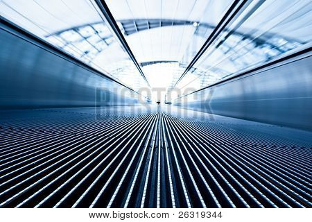 Kinderhiem blu in movimento nel corridoio di aeroporto