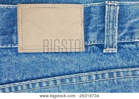 Leere Leder-Etikett auf Blue jeans