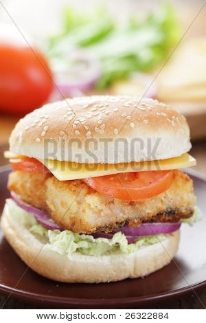 Domowe fishburger na płytce brązowy