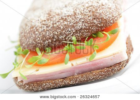 Sandwich med rugbrød, skinke og grøntsager