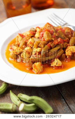 Ragù con carne di pollo e okra