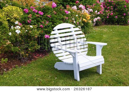 Puinen puutarhatuoli selkäänsä muotoinen ympyrä kuin täysikuu.