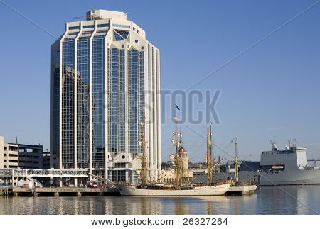 Tall Lodě zakotvila v časných ranních hodinách na Halifax je nábřeží u mola je Purdy během Nova Scot