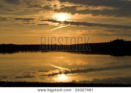 Glødende solopgang over Grand River, Prince Edward Island, Canada.