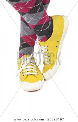 ชุดเฟลมโบแยนท์ของรองเท้าสีเหลืองสดใสฉูดฉาดขึ้นจับคู่กับถุงเท้าลายสก๊อตสีชมพู