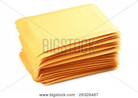 En stak af boble polstret konvolutter på en hvid baggrund.