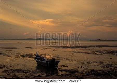 Boot bei Sonnenuntergang