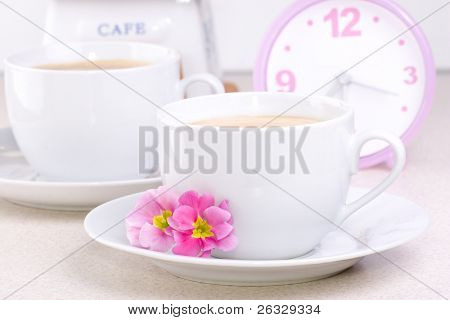 两杯咖啡 （可能是可可） 和一个时钟。