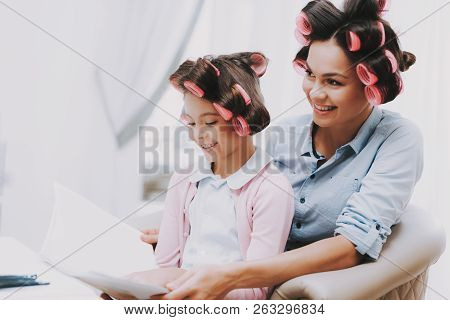 Little Lady With Curlers. Girl In Beauty Salon. Magazine In Hands. Consept Beauty Salon. Beautiful L