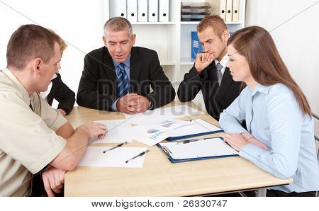 Obchodní skupina na schůzce, diskuse