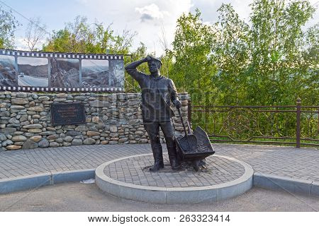 Altai, Russia - August 3, 2018: Monument To The Builders Of The Chuysky Trakt On The Chike-taman Pas