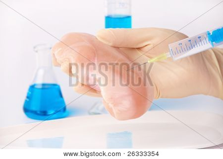 Výzkumník nástřikem GMO kuřecí maso. Geneticky modifikovaného organismu nebo GEO zde transgenních rostlin je