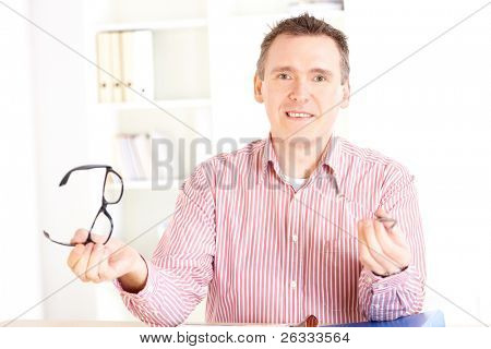 Oculist oftalmologista masculino, apresentando novos óculos
