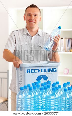 快乐的人拿着塑料瓶回收 bin