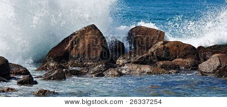 Onde che si infrangono contro le rocce. Buona per banner.