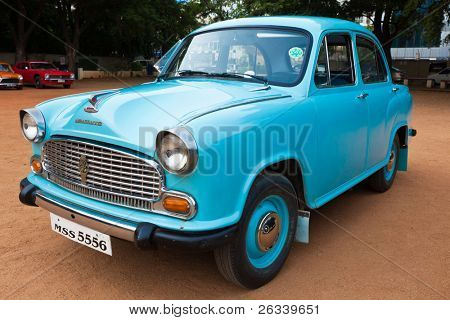 CHENNAI - Indien - 24 juli: Ambassadør (retro vintage bil) på Heritage bil Rally 2011 af Madras Herit
