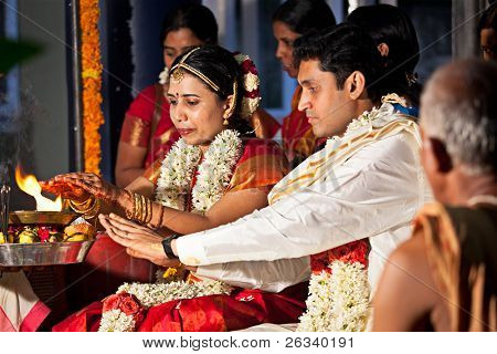 CHENNAI, Indien - AUGUST 29: Indisk (tamilske) traditionelle bryllupsceremoni den 29 August 2010 i Betina