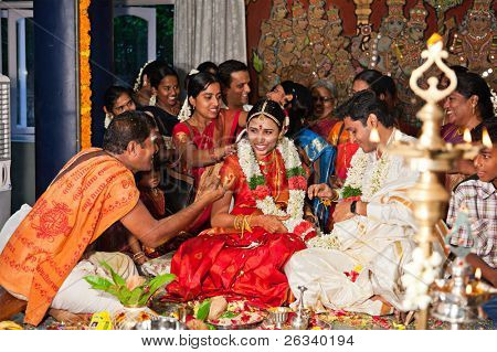 CHENNAI, Indien - AUGUST 29: Indisk (tamilske) traditionelle bryllupsceremoni den 29 August 2010 i Betina