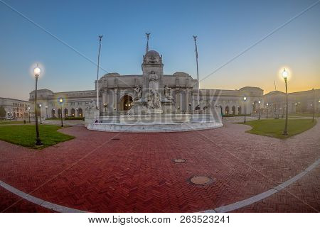 Washington Dc, Usa - September 4, 2018: Union Station In Dc On Early Morning Time With Columbus Foun