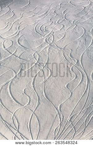 Skier' and snowboarder's curves in the snow