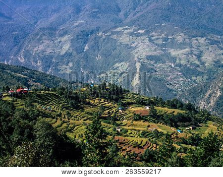 Everest Nepal September 30, 2018 View Of The Nature And Wildlife On The Way To Everest Base Camp, Tr