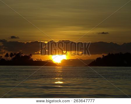 Beatyfull Sunset On The Ocean And Tropical Island.