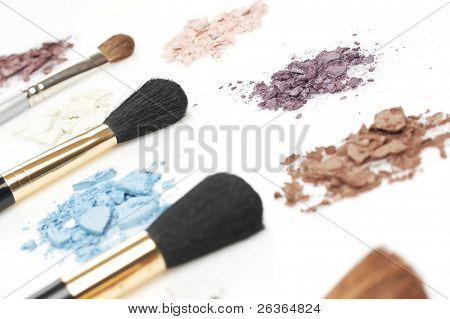 sombra de ojos color y cosméticos pinceles gruesos