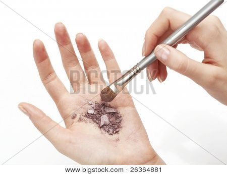 Make-up Künstler lila Eyeshadow mit Siver Pinsel anwenden