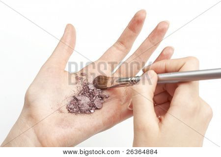 Make up Künstler - lila Lidschatten mit Siver Pinsel anwenden