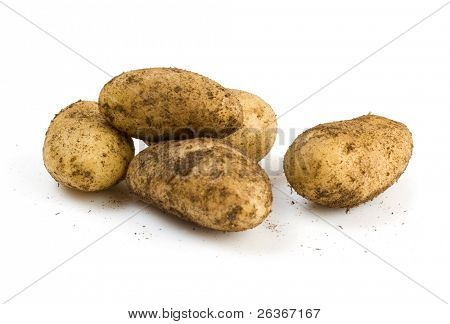 uvasket kartofler, isoleret på hvid baggrund
