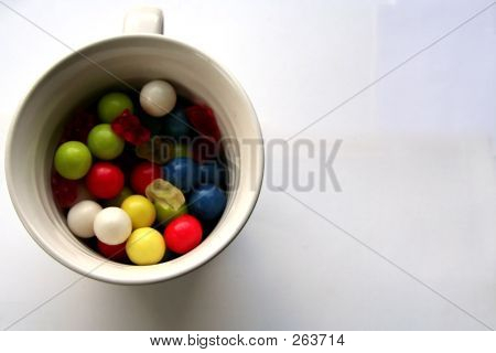 Tasse voller Süßigkeiten