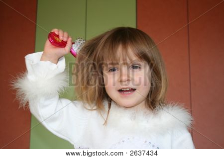 Ragazza con una spazzola In mano