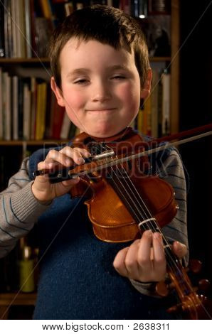 Chlapec přehrání Violn