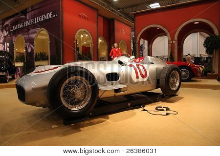 Essen, Alemania - 29 de Nov: Histórico Mercedes-benz W 196 R de 1954 se muestra en el salón del automóvil de Essen en E