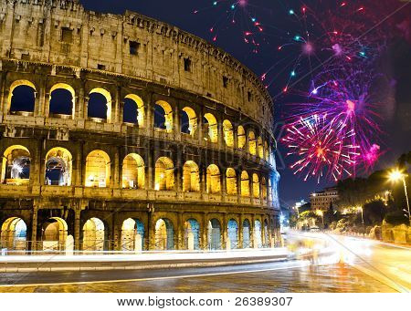 Festlige fyrværkeri over Collosseo. Italien. Rom
