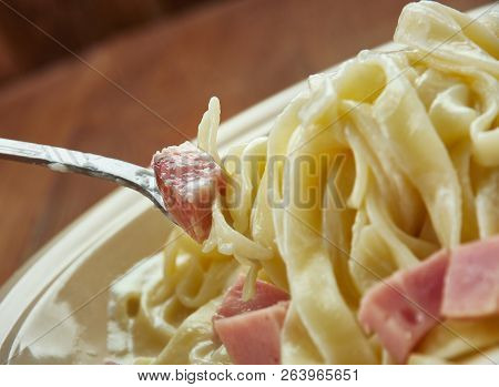 Fettuccine Alfredo