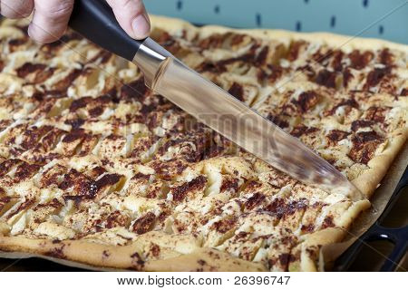 Torta di mele su una teglia da forno