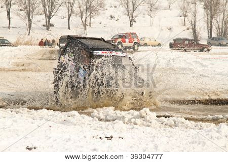 Almaty, Kazachstán - 11. února 2012. Závodní terénní džípy, Festival