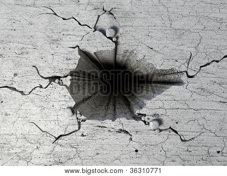 Trou dans le sol fissuré