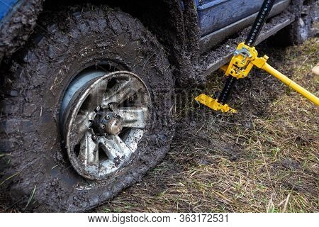 Using A High-lift Jack Closeup.