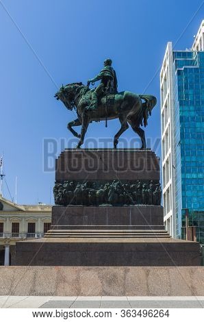 Montevideo, Uruguay - Dezember 25, 2016: Monument To José Artigas, Plaza Independencia, Famous Town