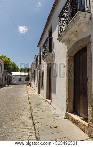 Colonia Del Sacramento, Uruguay - Dezember 26, 2015: Portuguese Colonial Architecture And Ancient Co