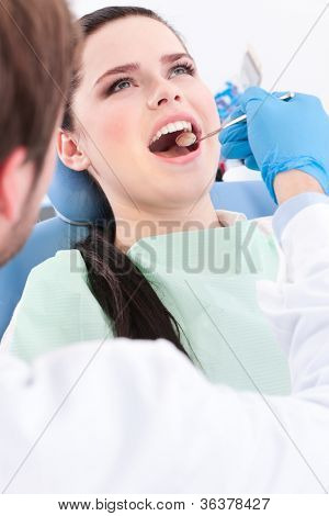 Dentysta wykrywa ubytków zębów pacjenta na fotelu