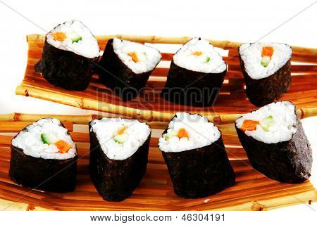 serveres tako sushi på lille bambus båd